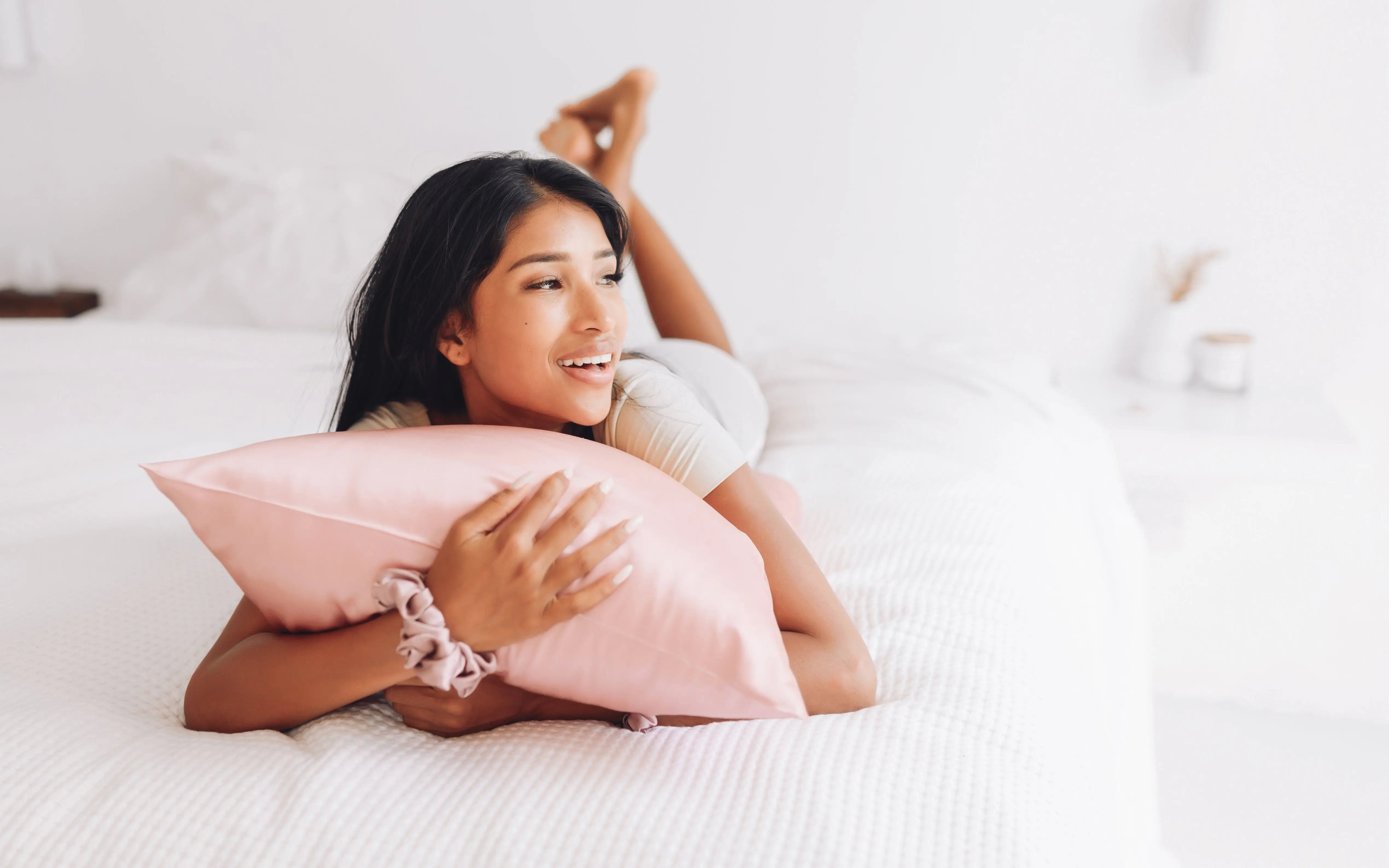 Satin vs. Mulberry Silk: A Comprehensive Comparison of Two Luxurious Fabrics - SilkSouq