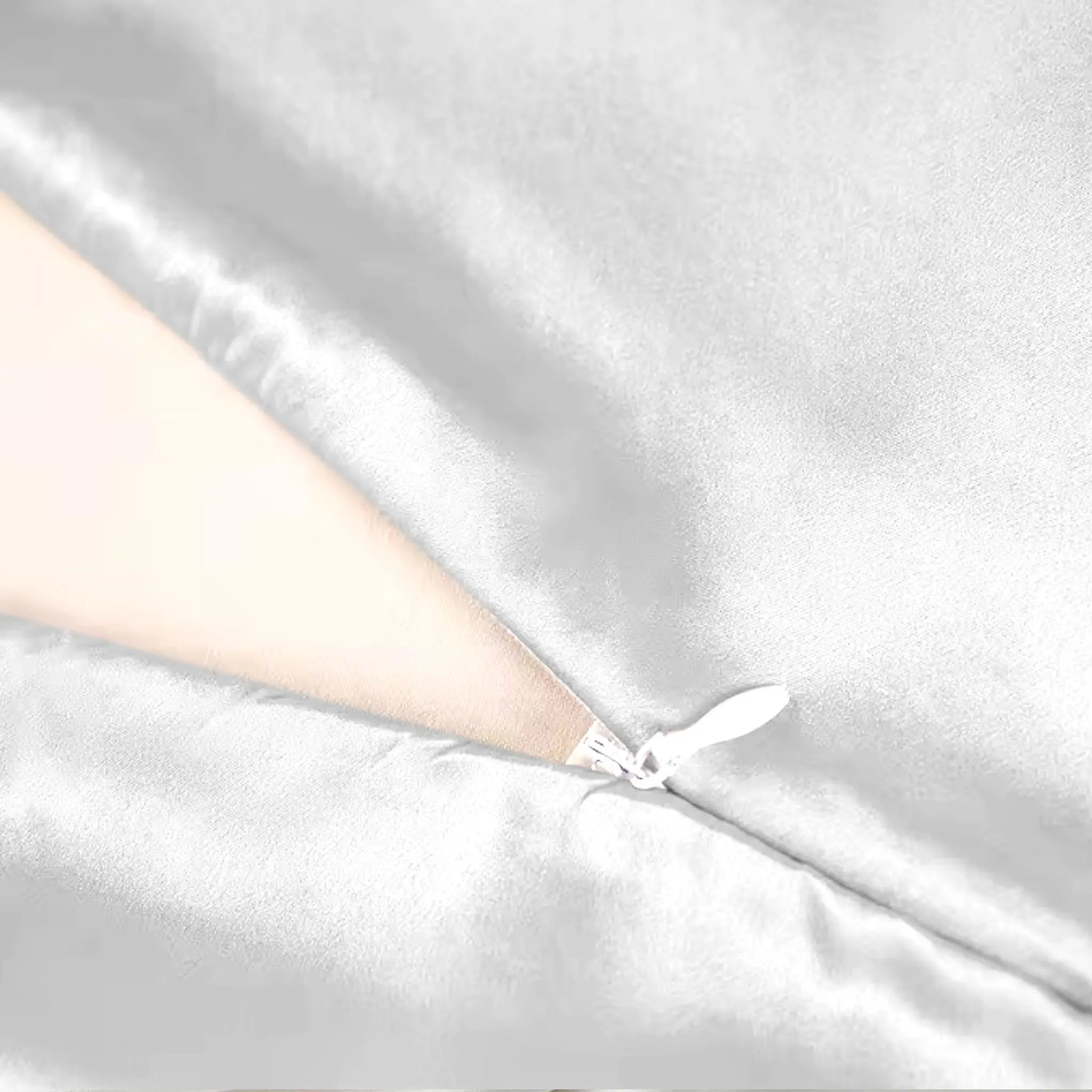Invisible zipper detail on Ivory White 22 momme mulberry silk pillowcase — Silk Souq premium silk bedding.